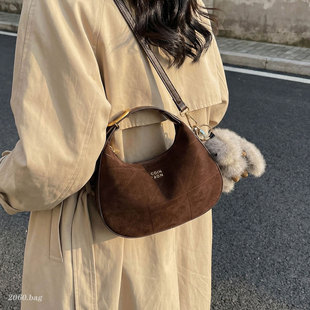 小众麂皮绒月牙包女2025新款百搭斜挎包韩系ins高级感通勤手提包