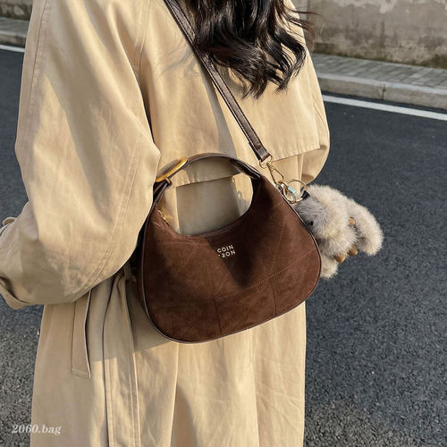 小众麂皮绒月牙包女2026新款百搭斜挎包韩系ins高级感通勤手提包