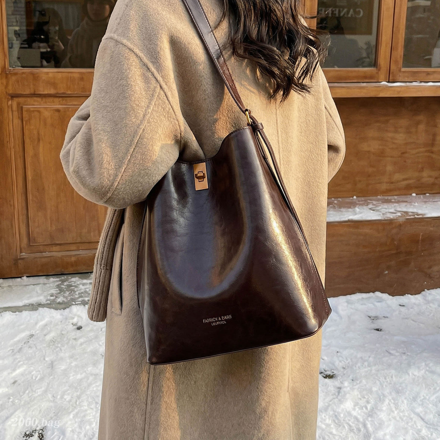 休闲复古大容量水桶包包2025韩国新款小众设计单肩斜跨包时尚百搭