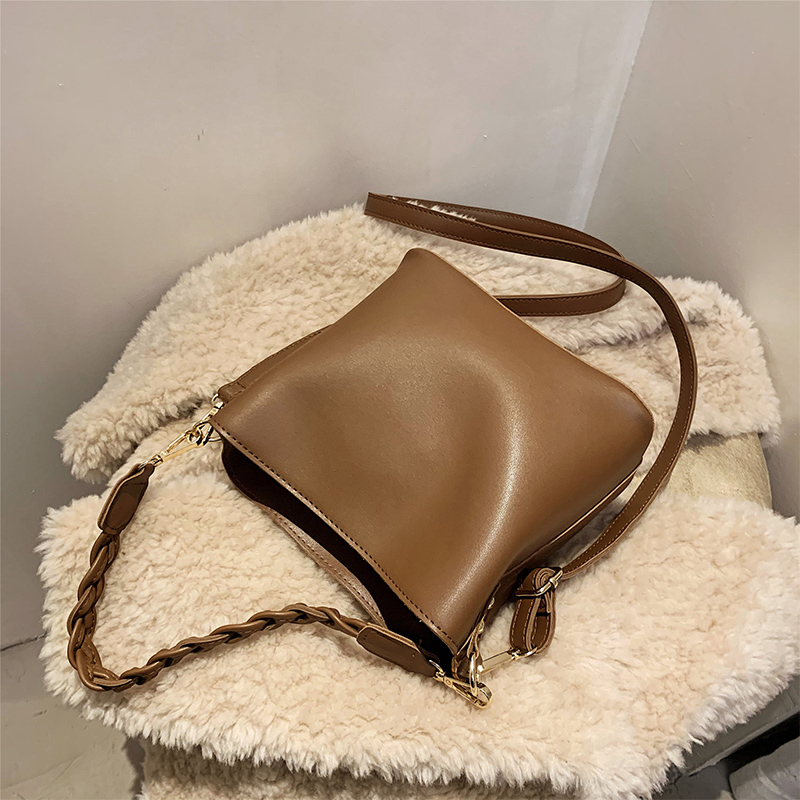 复古简约流行小包包百搭insins