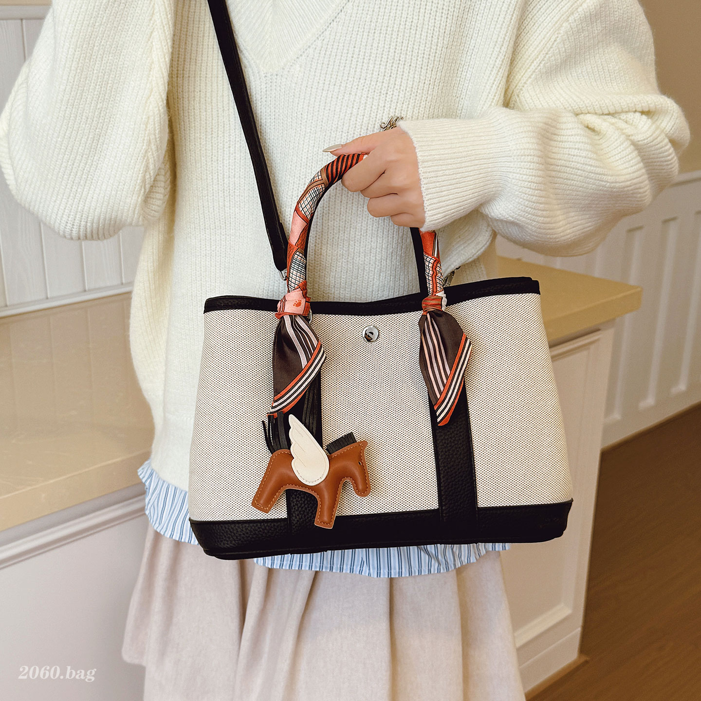 2025新款撞色帆布水桶包女手提单肩包大容量休闲气质时尚斜挎包