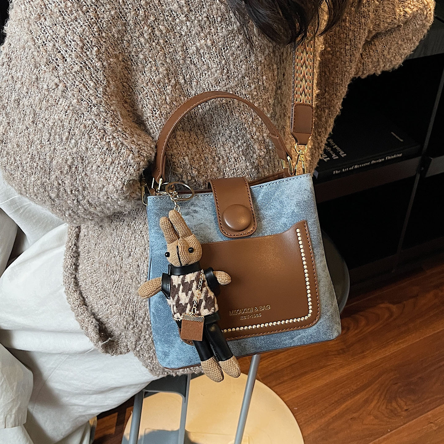 简约撞色水桶包包2025时尚潮手提包大容量上班通勤精致新款单肩包