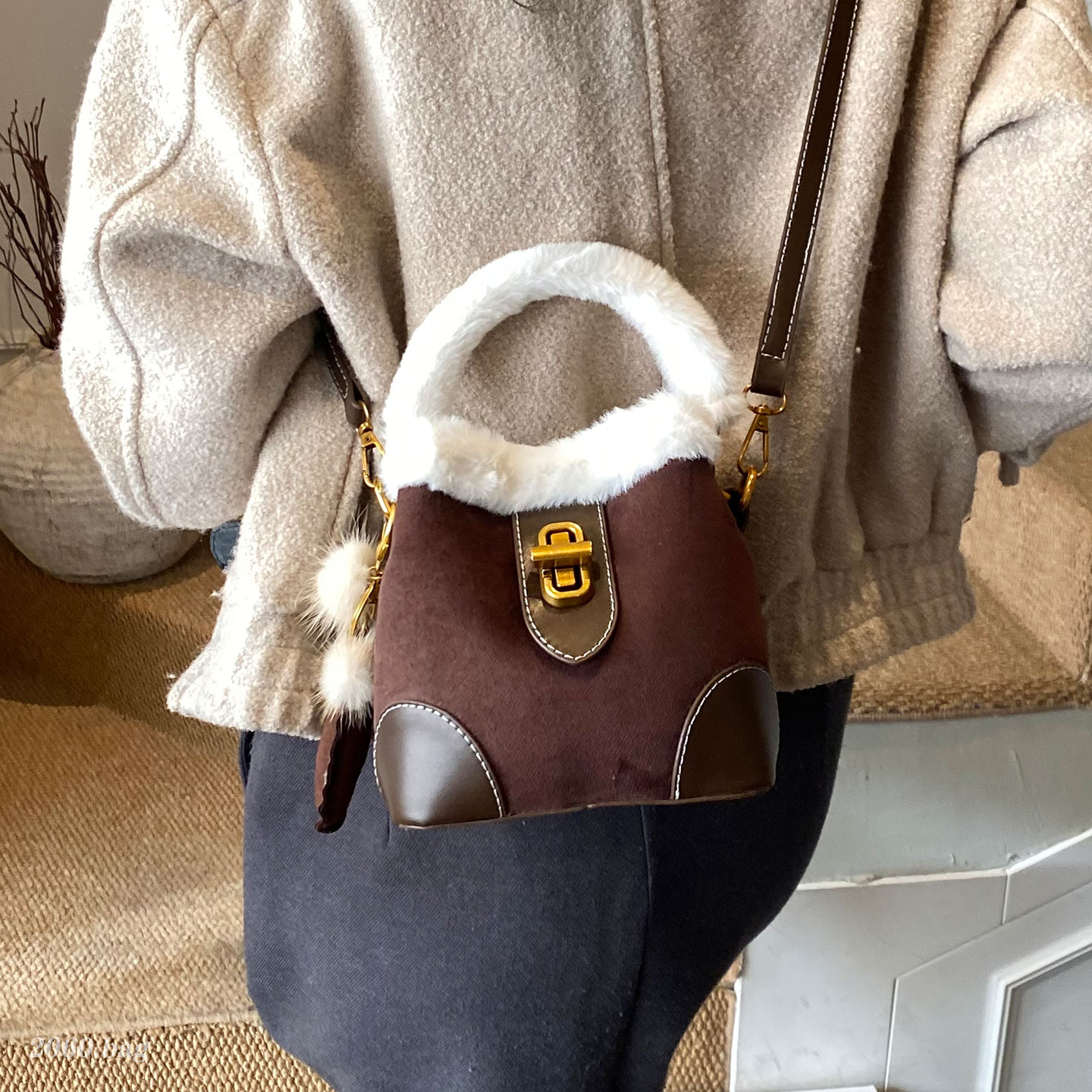 轻奢麂皮拼接撞色水桶包女2025新款羊羔毛小众高级感单肩斜挎包