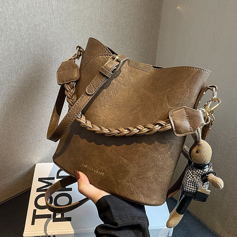 高级感复古通勤百搭水桶包包女2025新款春夏流行爆款单肩斜挎小包