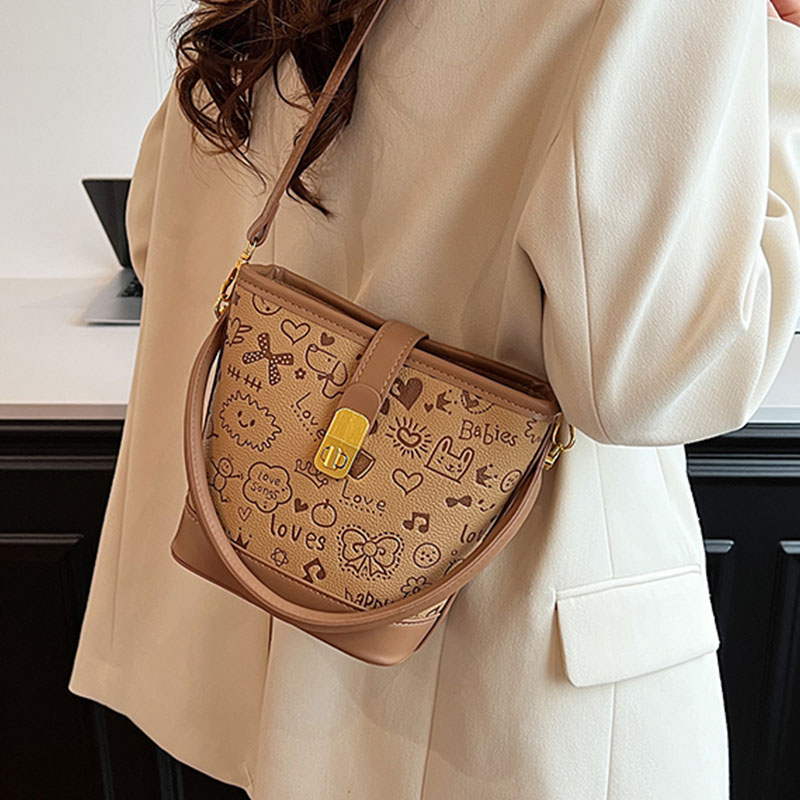 手拎撞色百搭水桶包女2025新款潮流时尚单肩包高级感小众休闲女包