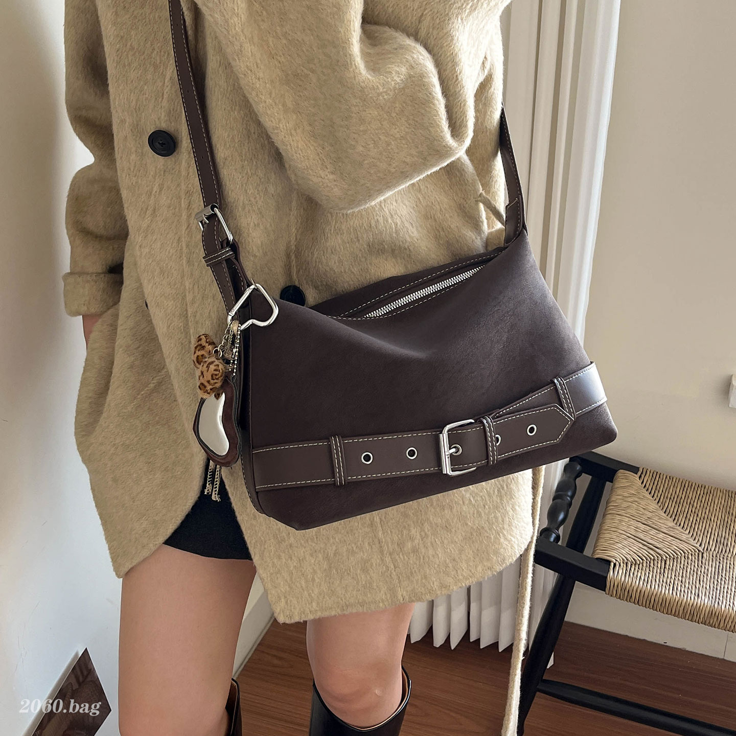 复古简约小方包女2025新款百搭斜挎包大容量上班通勤上课休闲气质