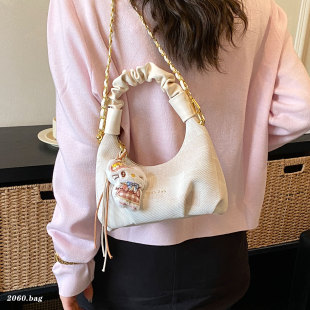 百搭链条斜挎包可爱通勤云朵包 手提包女2026新款 韩版 褶皱休闲时尚