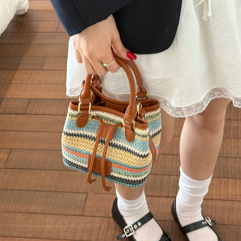 夏日新款草编彩虹水桶包女式2025海边度假日常通勤流行气质斜挎包