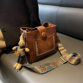 小众韩版 高级感水桶包 复古春夏百搭通勤宽肩带斜挎包包女2025新款