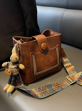 小众韩版复古春夏百搭通勤宽肩带斜挎包包女2025新款高级感水桶包