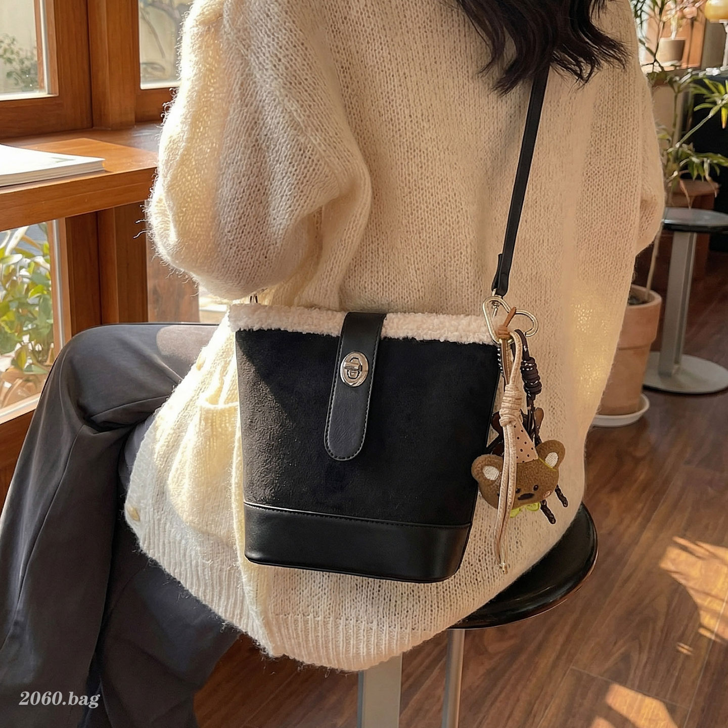 2025新款麂皮绒水桶包女秋冬百搭单肩斜挎包小众手提包高级感时尚