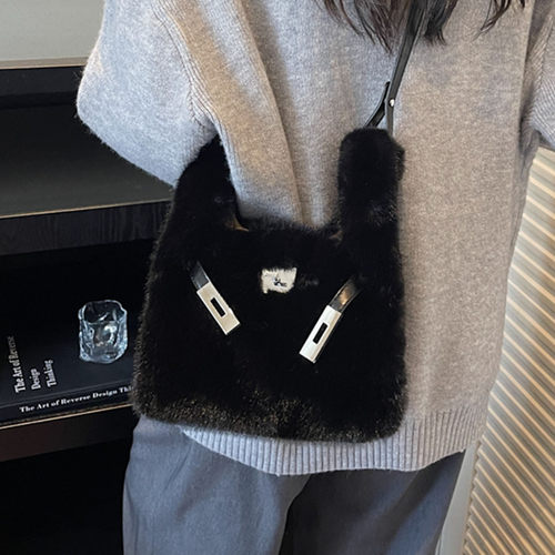 洋气毛绒绒百搭时尚精致单肩斜挎简约韩国新款2025秋季女式水桶包
