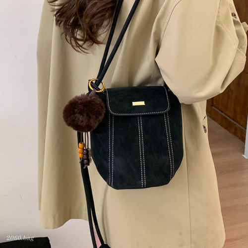 洋气时尚精致百搭单肩斜挎流行休闲简约通勤2026秋冬女式水桶包