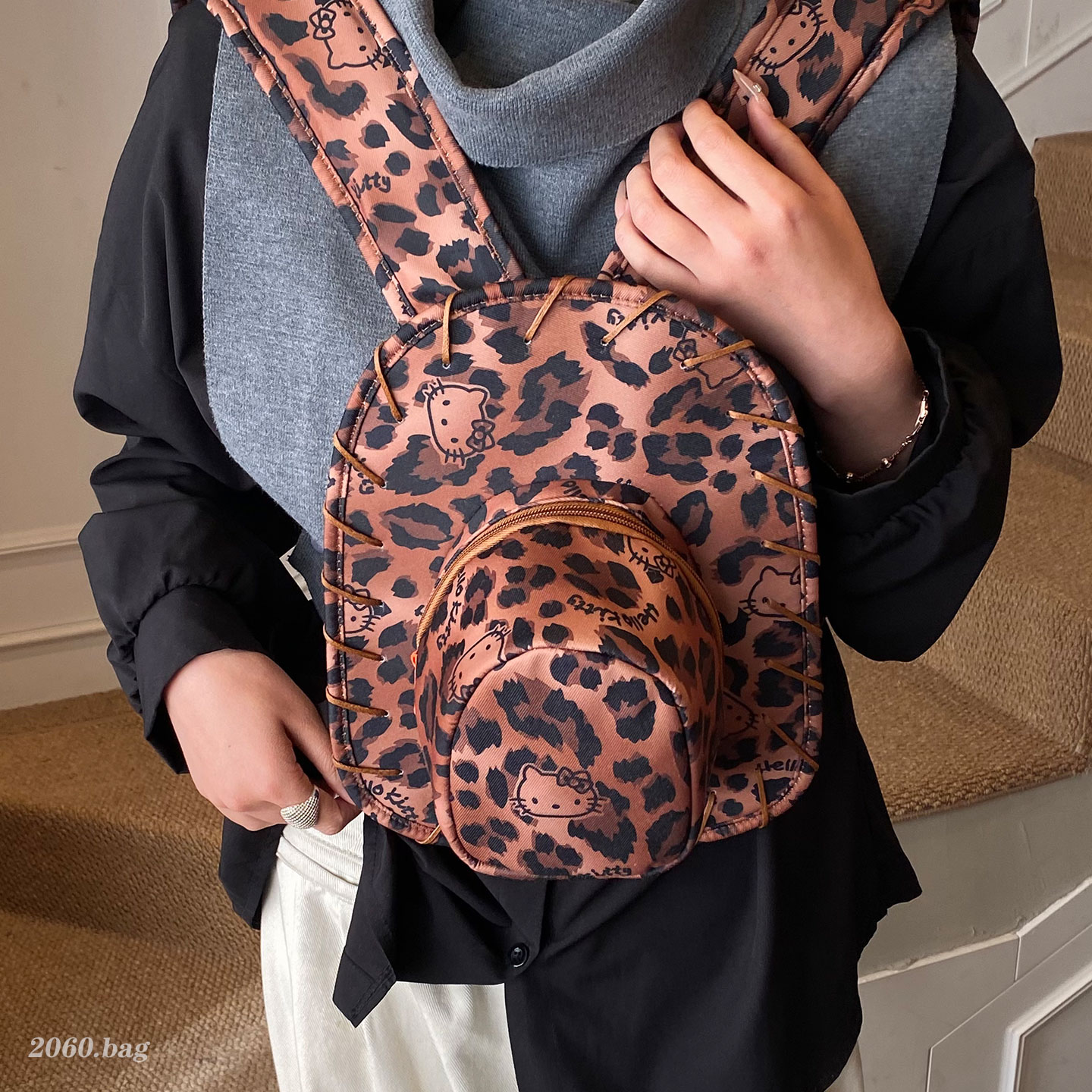 2025新款韩版时尚豹纹学院风休闲双肩包个性百搭通勤斜挎包帽子包