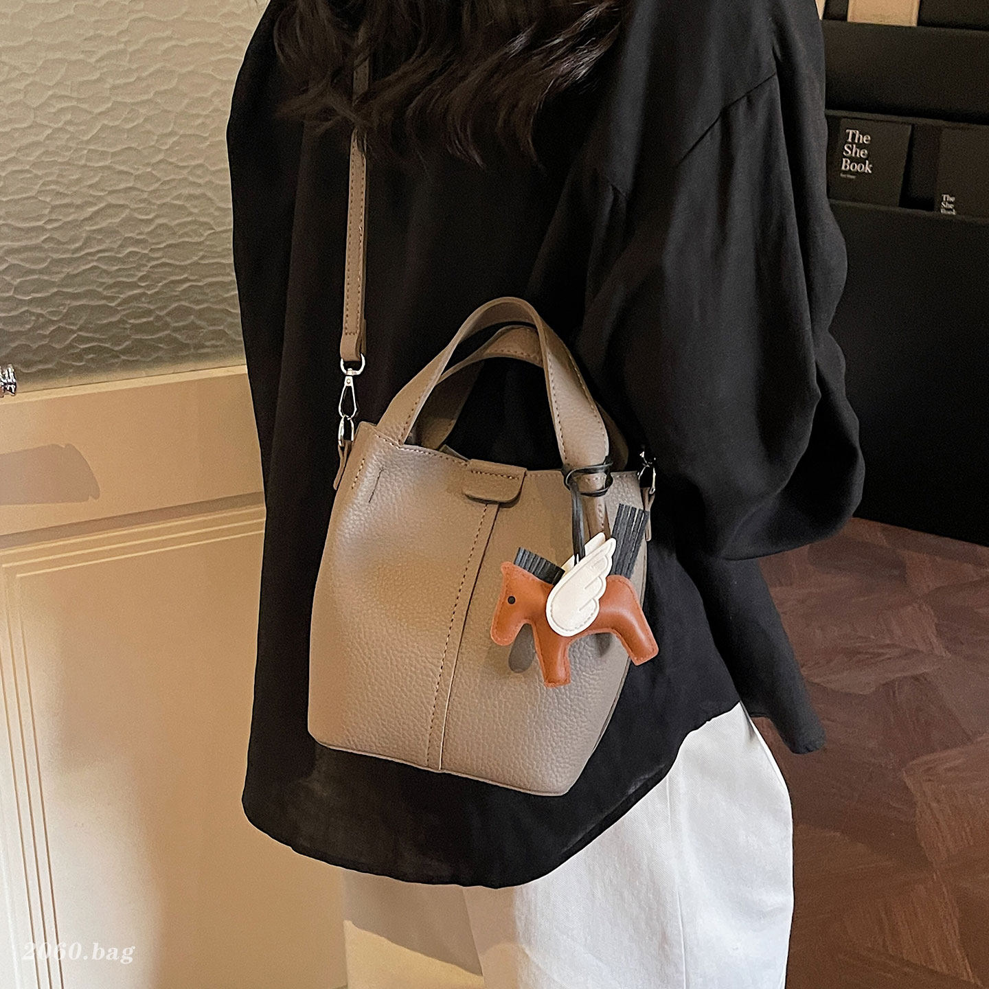 轻奢软皮小众荔枝纹水桶包女2026新款通勤单肩斜挎包复古手提包,箱包皮具/热销女包/男包,水桶包,淘宝优惠券,粉丝福利购,淘宝优惠卷