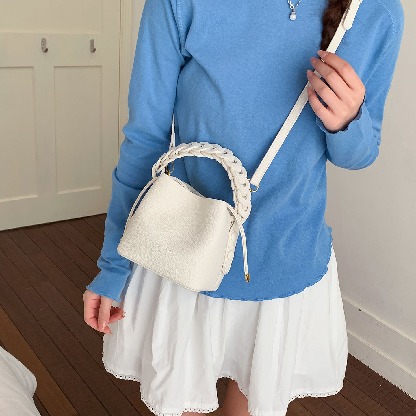 韩风编织手柄水桶包女2026新款百搭小众单肩斜挎包时尚通勤手提包