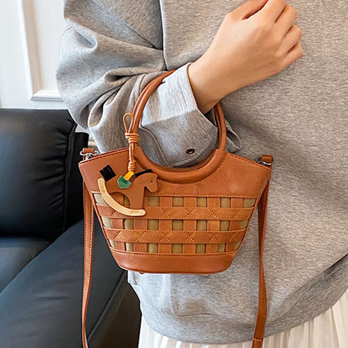 时尚洋气百搭小众设计感单肩斜挎精致皮质2025秋季女式手提水桶包