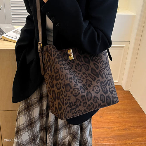 时尚大容量麂皮绒豹纹水桶包包2025休闲气质韩版ins女式单肩包包