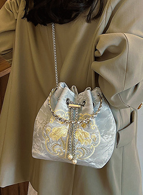 手拎新中式刺绣包包女2025夏季新款国风绣花时尚水桶包百搭斜挎包