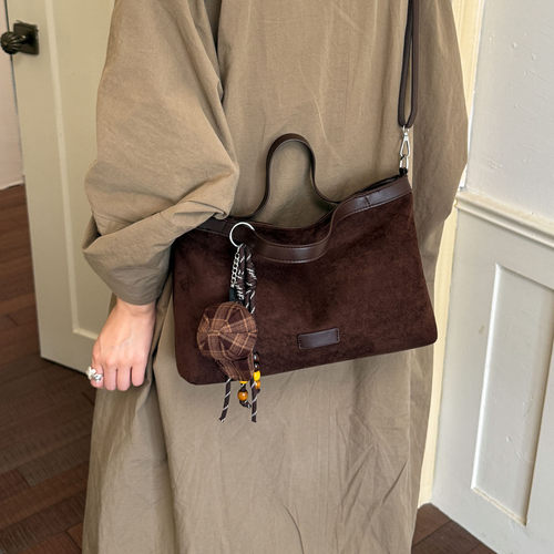 复古麂皮绒托特包女2026新款百搭通勤斜挎包高级感大容量单肩包