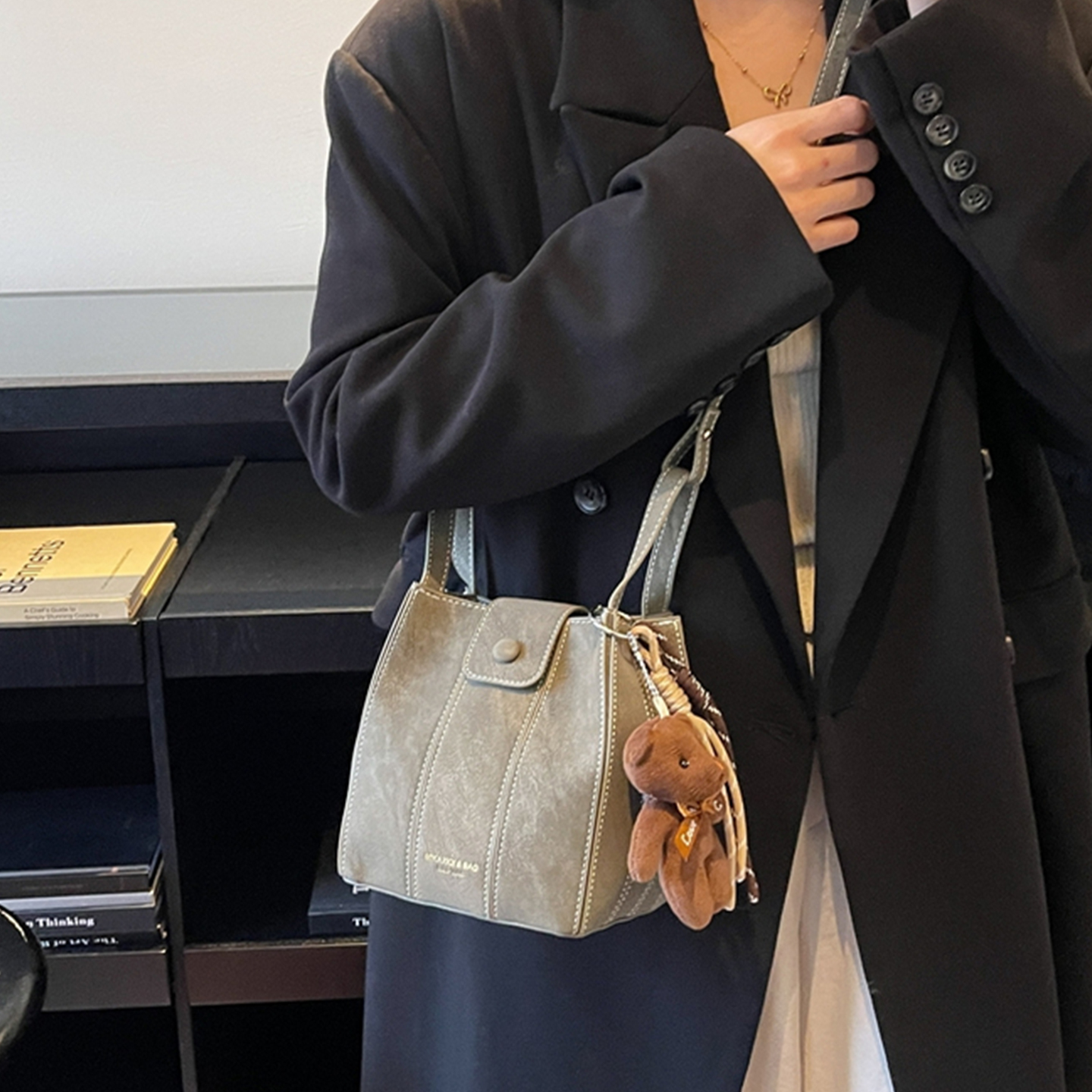 韩国气质单肩斜挎时尚精致百搭休闲通勤2025冬季女式手提水桶包