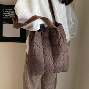 褶皱菱格云朵包单肩包 冬季 韩国ins时尚 手提大容量包包女2025新款