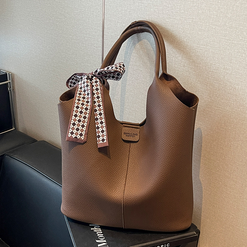 上班通勤大容量水桶包女2025秋季新款简约休闲单肩包高级感腋下包