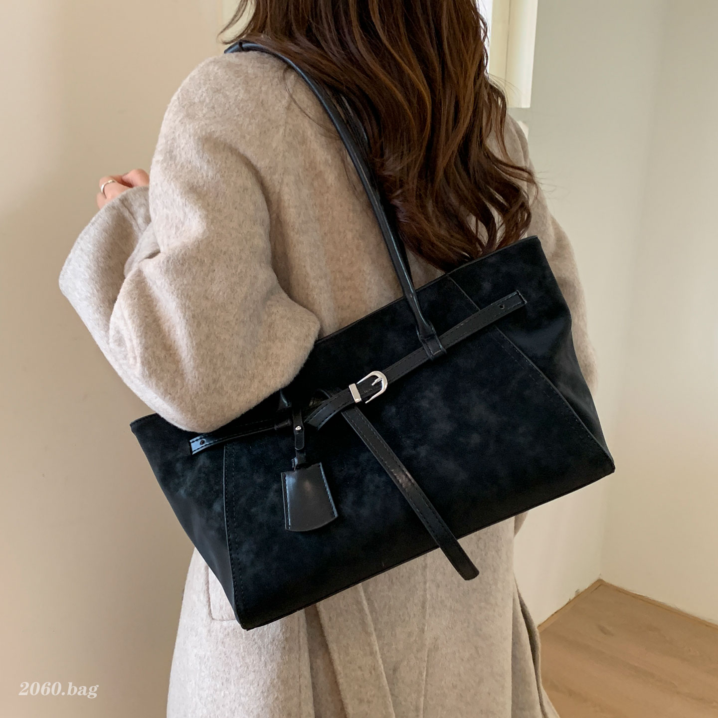 今年流行托特包女2025新款大容量通勤单肩包冬时尚潮简约手提包