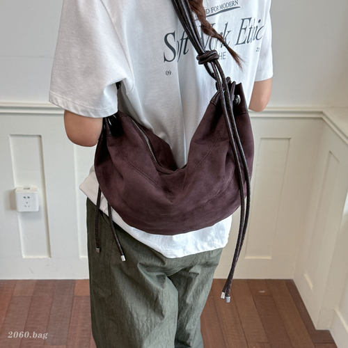 复古麂皮绒腋下包女2026新款大容量单肩斜挎包通勤百搭美拉德风