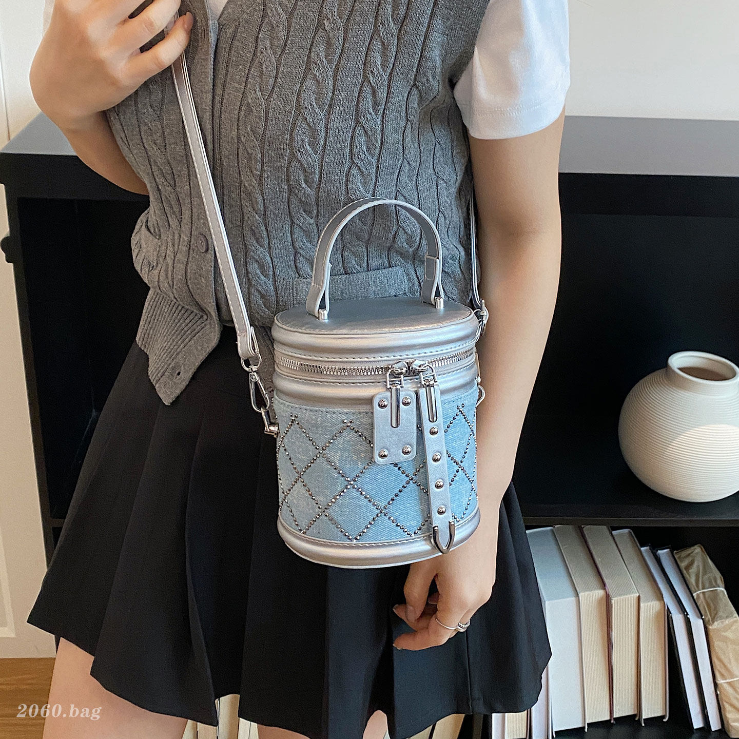 轻奢菱格铆钉水桶包女2026夏日新款百搭单肩斜挎手提包通勤气质