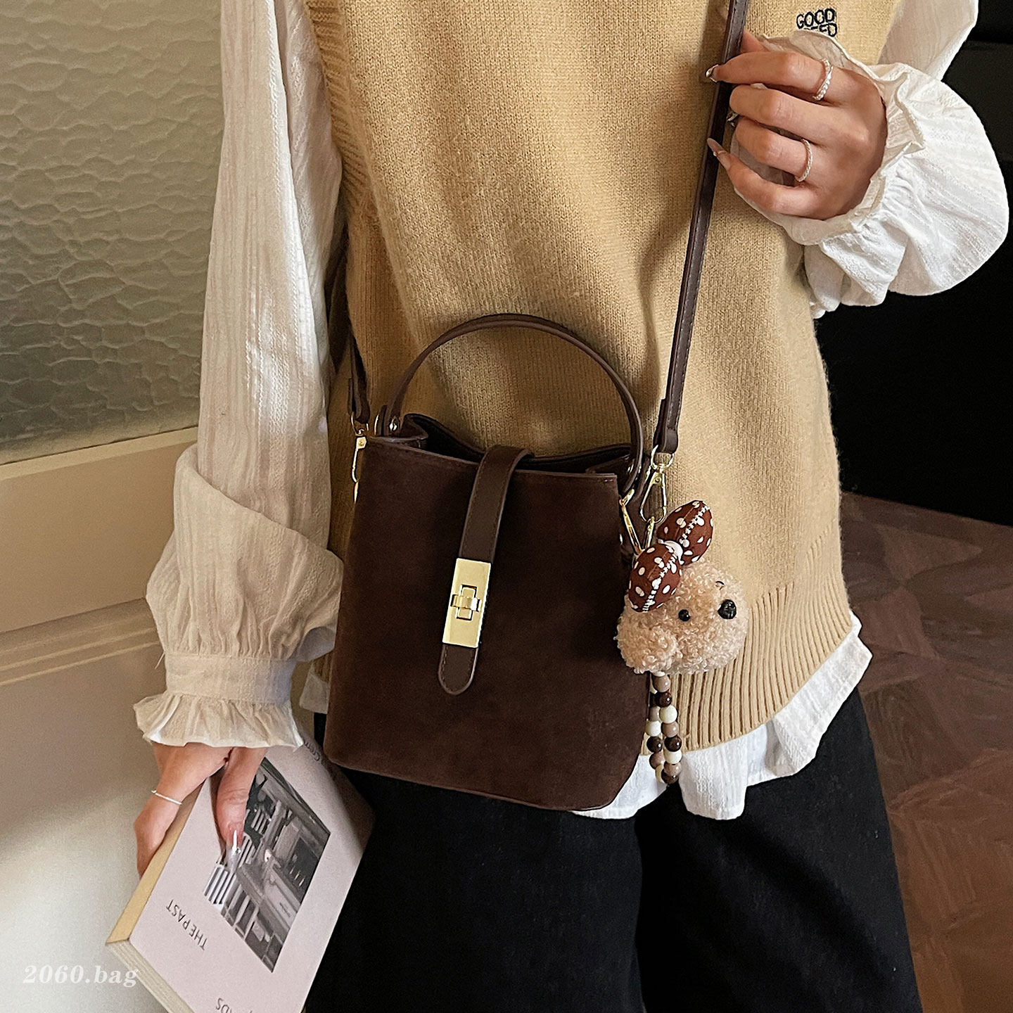 2025新款水桶包女百搭麂皮绒单肩斜挎手提包高级质感日韩风休闲,箱包皮具/热销女包/男包,水桶包,淘宝优惠券,粉丝福利购,淘宝优惠卷