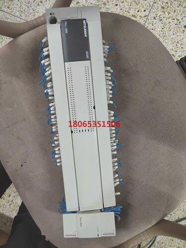 三菱PLCFX3U-128MR橙色实物图带个扩展模块