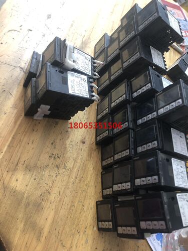 欧姆龙温控器  E5CZ-R2MT100元有16个E