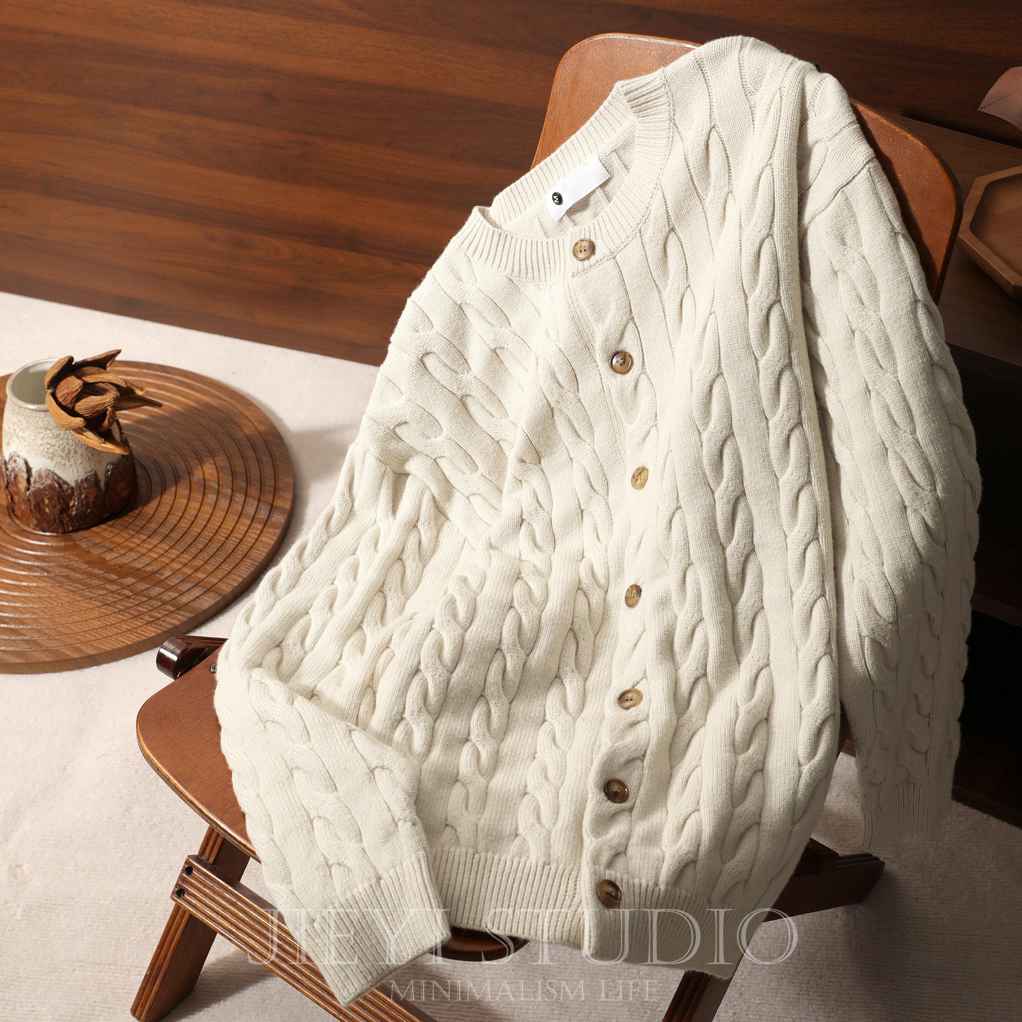 JIEYI 冬季老钱风新贵麻花肌理提花针织开衫纯色简质保暖毛衣外套