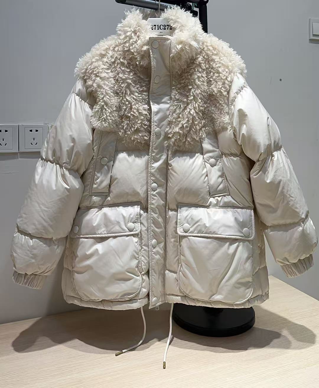 晴乌丫2025冬季新款「奇幻精灵」毛绒拼接羽绒服UY25442Y119155