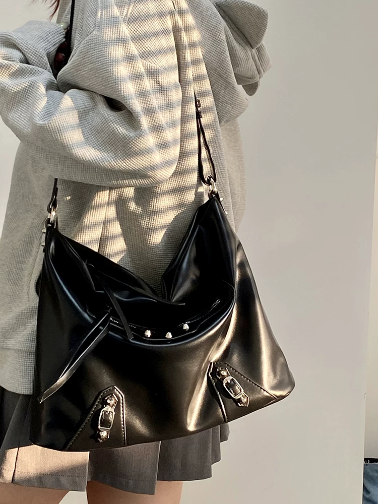 Капиазная сумка через плечо с надлавом Capacious one-shoulder bag