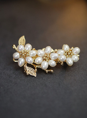 2025新款女士发夹妈妈款优雅大气花朵珍珠耳边夹高级感短烫发发卡