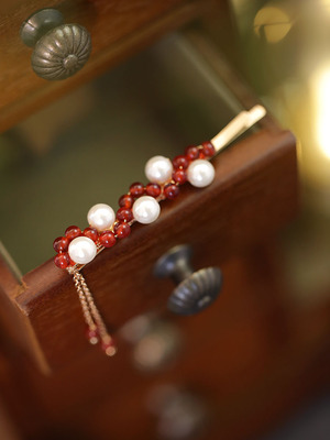 池鸢红色复古珍珠流苏边夹发饰品