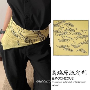 时髦穿搭!黄色印花树叶小鱼群围巾小方巾系在腰上丝巾搭配裤配饰