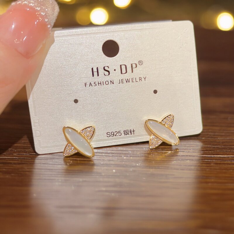 时尚精致简约锆石交叉贝母耳钉