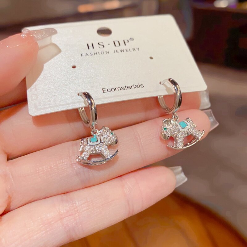 2026新款轻奢微镶满锆木马耳扣