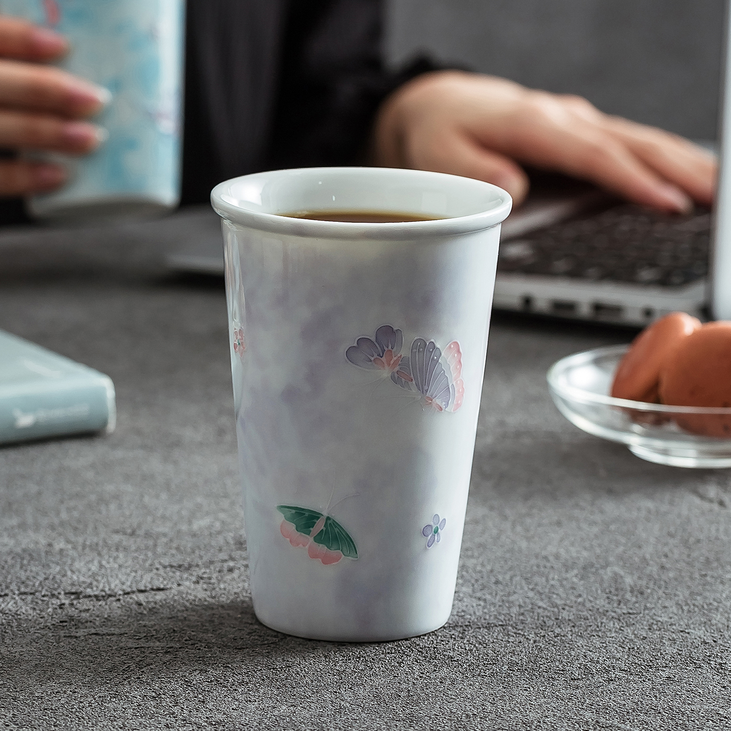 高档手绘陶瓷可乐杯手握杯