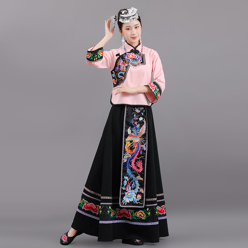 刺绣湘西少数民族演出服