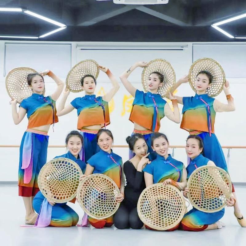 儿童秧歌演出服我们的田野元旦儿童演出服幼儿园舞蹈斗笠道具服装