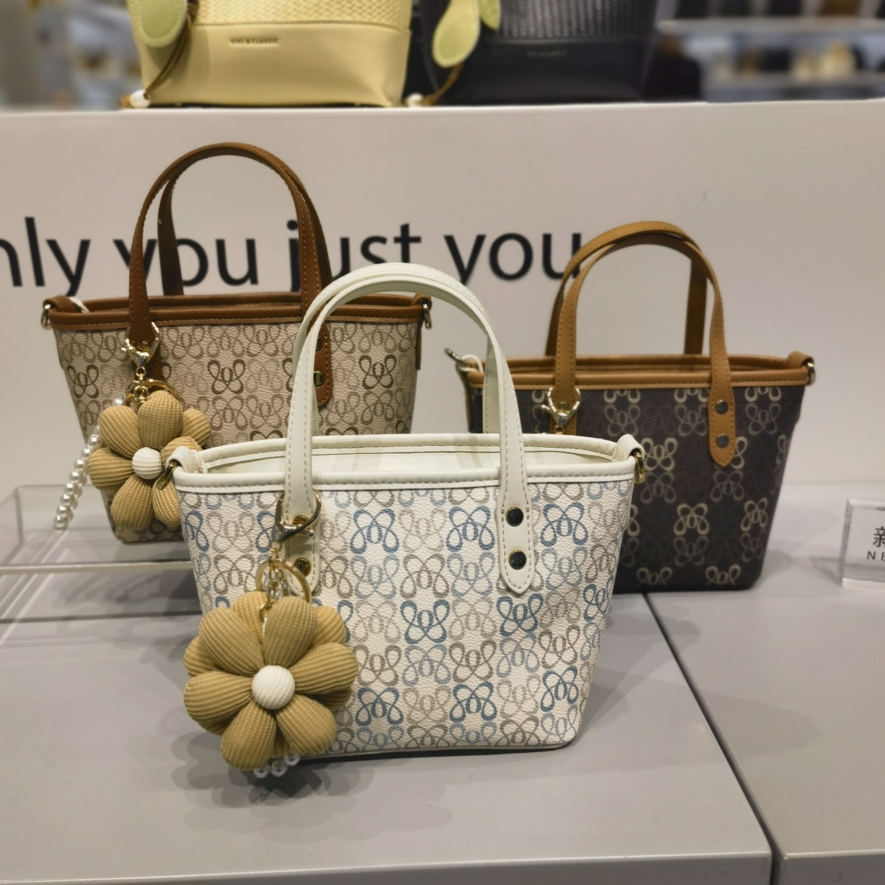 OMI欧米门店新款手提斜挎PVC印花小菜篮子女包
