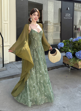 清冷仙女风绿色碎花吊带连衣裙女长款防晒开衫气质度假风两件套裙