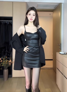 黑色高级感修身皮裙女性感辣妹风吊带裙2025秋新款短款包臀短裙子