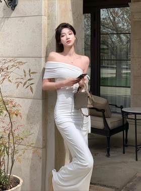 轻熟简约风斜肩连衣裙女高级感白色一字领网纱裙设计感收腰包臀裙