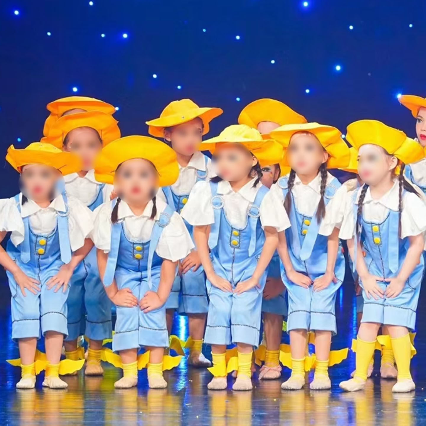 《雨趣》儿童舞蹈演出服装背带裤六一表演我们都会过马路男女款