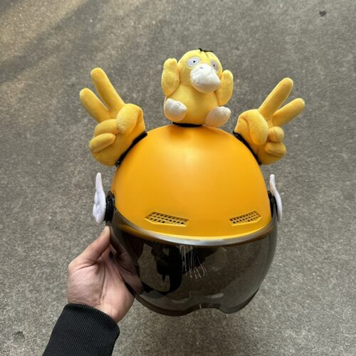 美团新款可达鸭比耶摩托车滑雪电动车头盔翅膀装饰可爱外卖公仔